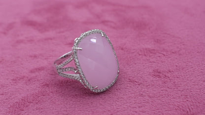 Anillo Plata de Ley 925 Piedra Rectangular Cuarzo Rosa y Circonitas Cúbicas Color Blanco y bellos acabados laterales