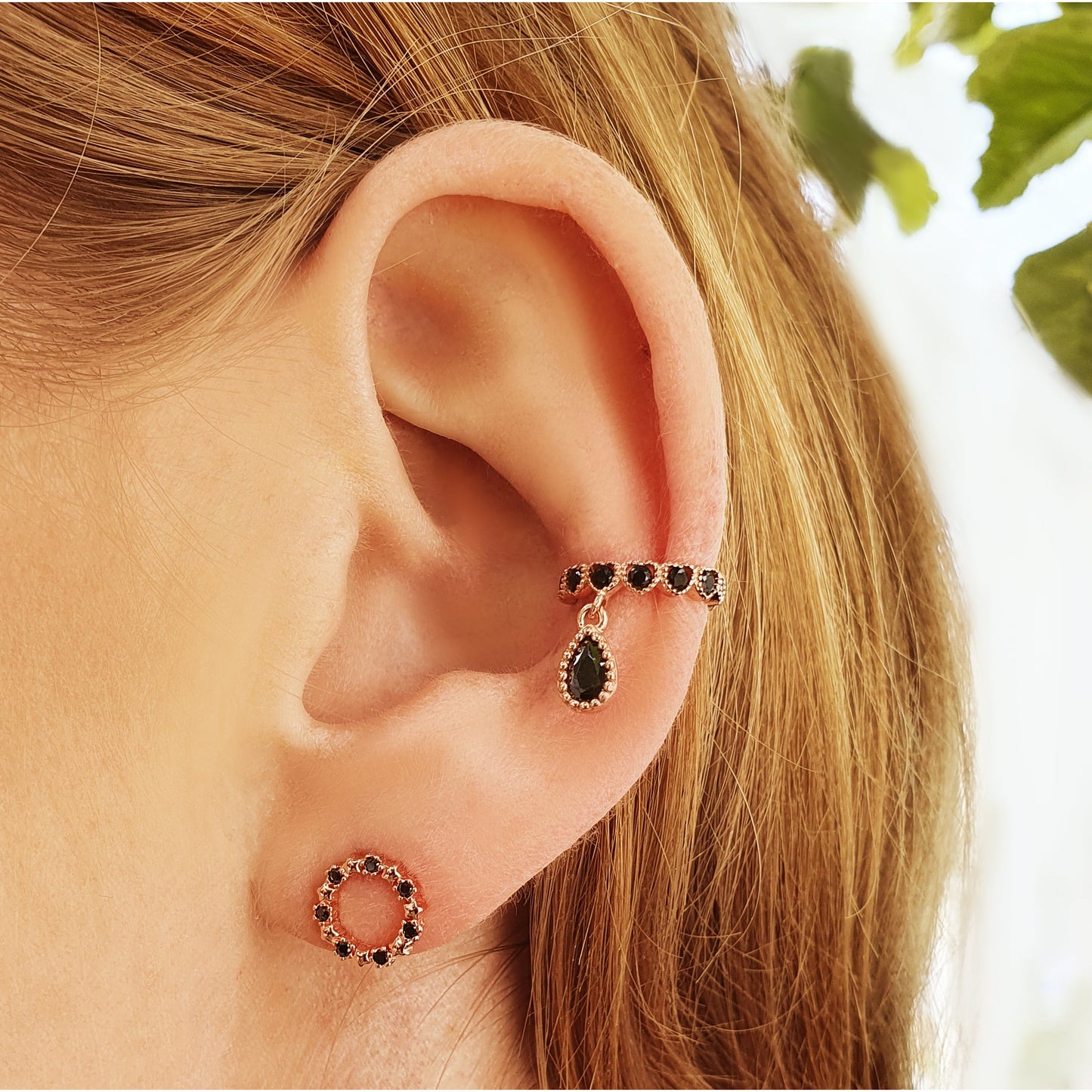 Süßer und origineller Ear Cuff / Conch Ohrring mit schwarzen Zirkonias
