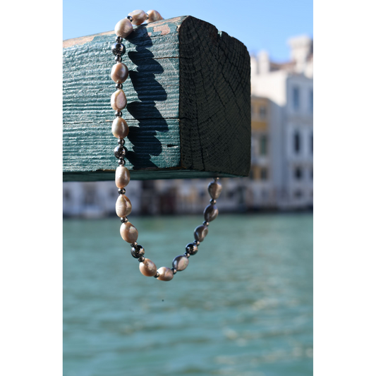 Collar de perlas de agua dulce sofisticado en estilo barroco
