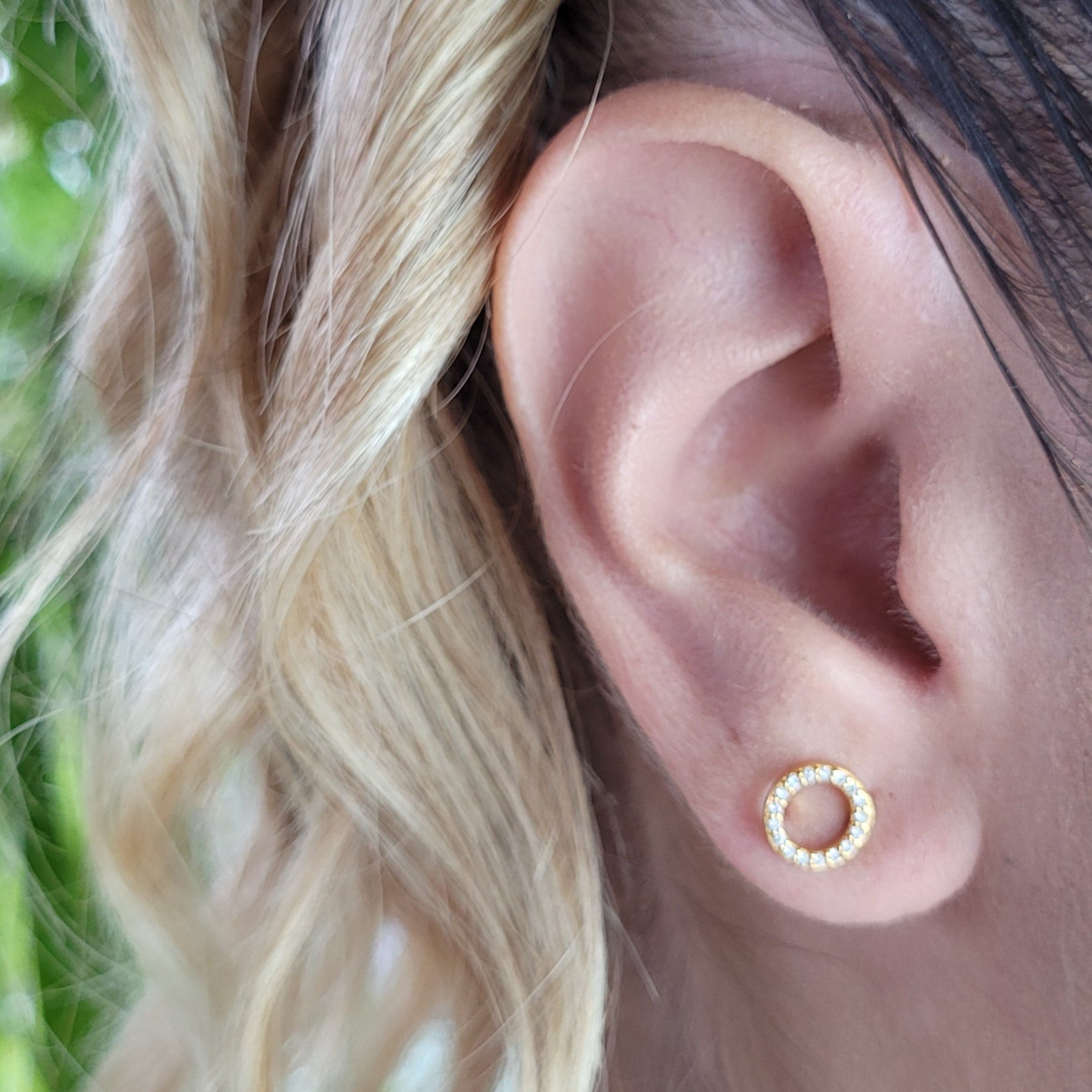 Round Glamour Stud Sparkle Earrings - Nelissima Jewelry